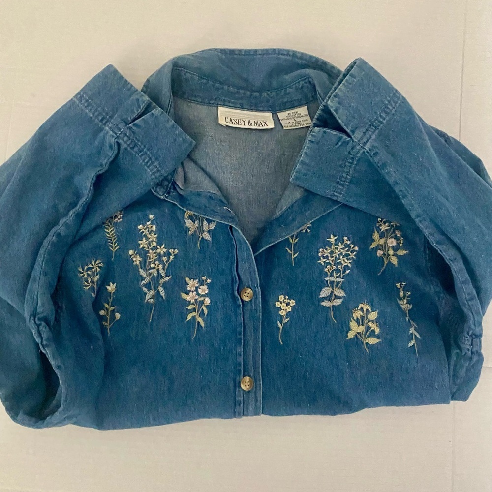 Vintage Casey&Max denim 3/4 sleeve button down with embroidered spring flowers - Picture 9 of 9